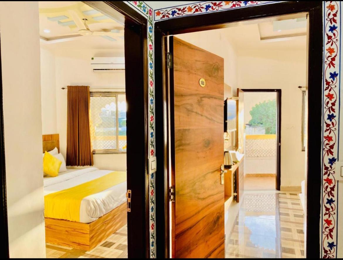 Vallabhgarh A Lake Facing Balcony Udaipur Esterno foto